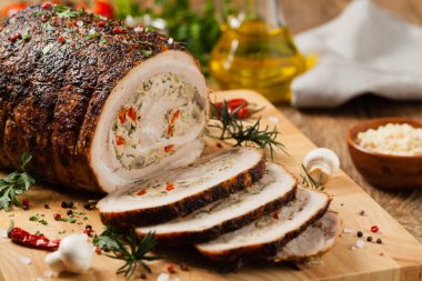 Bütün pastırmayı pişirdim. Kıyma, mantar ve kırmızı biberli Roulade. Ön görünüm.