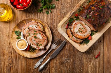 Bütün olarak kızartılmış, kıymalı domuz boynuyla doldurulmuş. Üst Manzara. Doğal ahşap zemin.