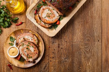 Bütün olarak kızartılmış, kıymalı domuz boynuyla doldurulmuş. Üst Manzara. Doğal ahşap zemin.