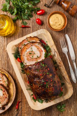 Bütün olarak kızartılmış, kıymalı domuz boynuyla doldurulmuş. Üst Manzara. Doğal ahşap zemin.