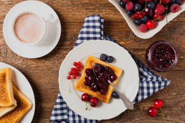 Kahvaltıda. Kirazlı tost, şeftali reçeli ve taze meyve. Üst Manzara. Düz yatıyordu. 