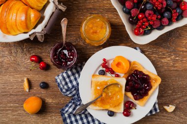 Kahvaltıda. Kirazlı tost, şeftali reçeli ve taze meyve. Üst Manzara. Düz yatıyordu. 