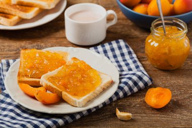 Kahvaltıda. Kirazlı tost, şeftali reçeli ve taze meyve. Ön görünüm. 