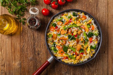 Nasi goreng. Yumurta ve sebzeli kızarmış pilav. Üst görünüm. 