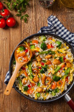 Nasi goreng. Yumurta ve sebzeli kızarmış pilav. Üst görünüm. 