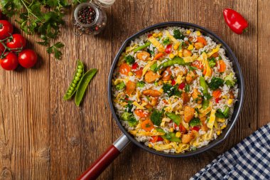 Nasi goreng. Yumurta ve sebzeli kızarmış pilav. Üst görünüm. 