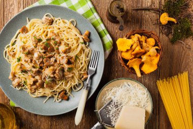 Mantar mantarlı spagetti. Üst görünüm. 