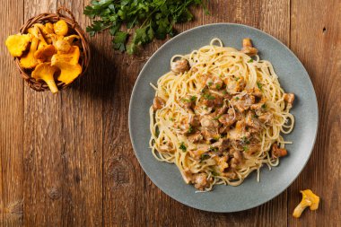 Mantar mantarlı spagetti. Üst görünüm. 