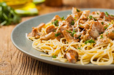 Mantar mantarlı spagetti. Ön görünüm. 