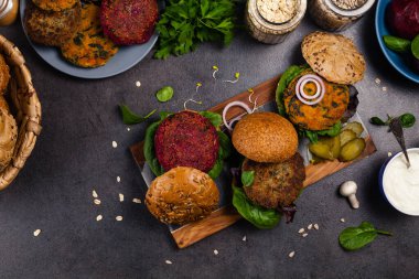 Havuçlu sebze burger, pancar kökü ve mantar. Üst Manzara. Siyah arkaplan.