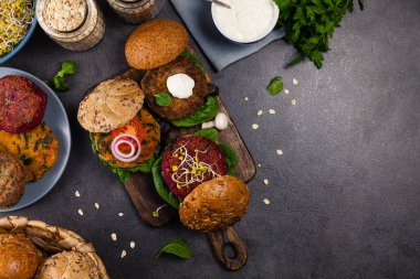 Havuçlu sebze burger, pancar kökü ve mantar. Üst Manzara. Siyah arkaplan.