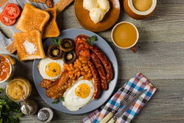 Tam İngiliz kahvaltısı, sosis, mantar, fasulye ve sahanda yumurta. Üst görünüm. 