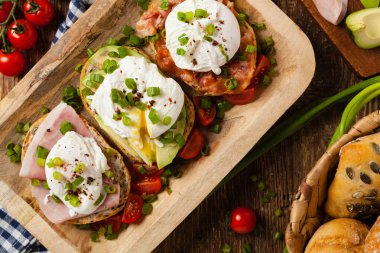 Haşlanmış yumurtalı sandviç. Üst görünüm.
