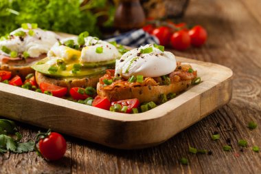 Haşlanmış yumurtalı sandviç. Ön görünüm.