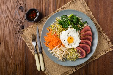 Lahanalı Kore bifteği, ıspanak ve kızarmış yumurta. Üst görünüm.