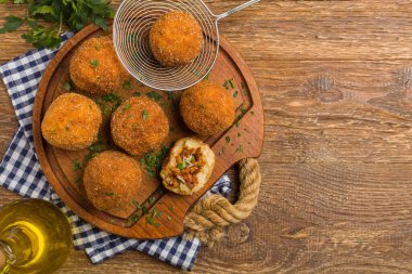 Klasik, İtalyan arancini. Kıymalı pirinç topları. Üst görünüm.