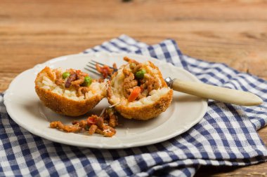 Klasik, İtalyan arancini. Kıymalı pirinç topları. Ön görünüm.