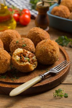 Klasik, İtalyan arancini. Kıymalı pirinç topları. Ön görünüm.