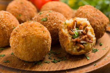 Klasik, İtalyan arancini. Kıymalı pirinç topları. Ön manzara. Kapat.. 