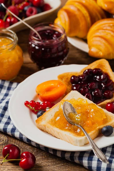 Breakfast Toasts Cherry Peach Jam Fresh Fruit Front View — Stock Photo, Image