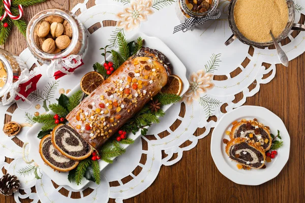 Mohnroulade Weihnachtsdekoration Serviert Mit Kaffee Oder Tee Ansicht Von Oben — Stockfoto