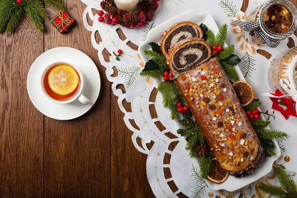 Mohnroulade Weihnachtsdekoration Serviert Mit Kaffee Oder Tee Ansicht Von Oben — Stockfoto