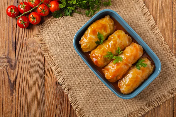 Traditionele Gevulde Kool Met Gehakt Rijst Geserveerd Een Tomatensaus Bovenaanzicht — Stockfoto