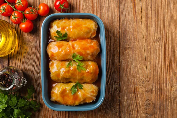 Traditionele Gevulde Kool Met Gehakt Rijst Geserveerd Een Tomatensaus Bovenaanzicht — Stockfoto