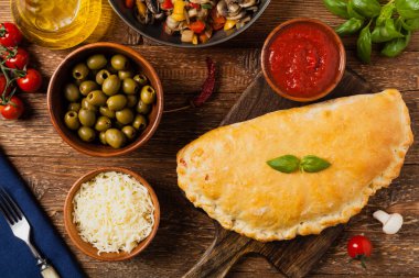 Mantarlı ve jambonlu İtalyan calzone. Üst görünüm. 