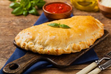 Mantarlı ve jambonlu İtalyan calzone. Ön görünüm. 