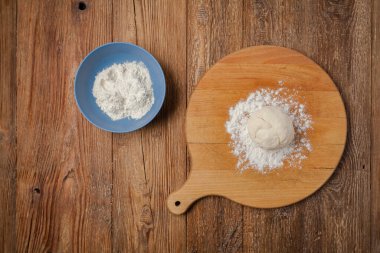 Hazır hamurlu boş pizza dağıtım tahtası. Kavram.