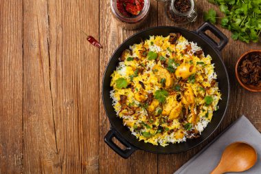 Biryani ve tavuk. Geleneksel Hint yemeği ve baharat ve yoğurt ile marine edilmiş tavuk. Doğal ahşap arka plan. 