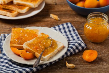 Kahvaltıda. Kirazlı tost, şeftali reçeli ve taze meyve. Ön görünüm. 