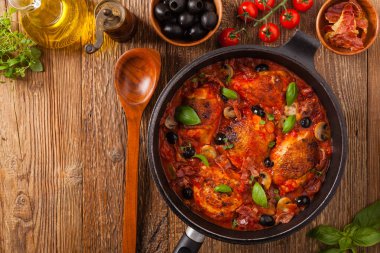 Geleneksel olarak domates soslu tavuk. Üst Manzara. Düz yatıyordu.