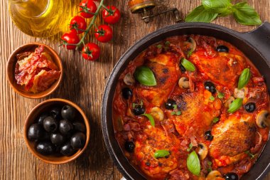 Geleneksel olarak domates soslu tavuk. Üst Manzara. Düz yatıyordu.