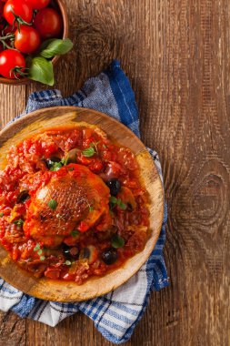 Geleneksel olarak domates soslu tavuk. Üst Manzara. Düz yatıyordu.