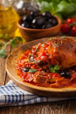Geleneksel olarak domates soslu tavuk. Ön görünüm. 