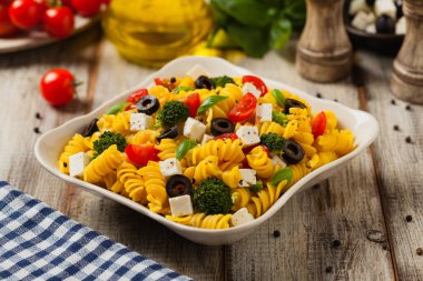 Makarna ve peynirli salata. Ön görünüm. 