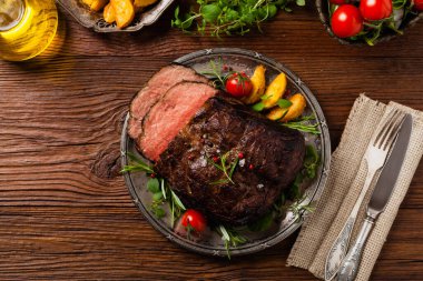 Kızarmış göğüs eti. Kırsal tarzda, doğal ahşap arka plan. Karanlık stil. Üst Manzara. Düz yatıyordu. 