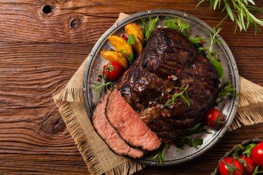 Kızarmış göğüs eti. Kırsal tarzda, doğal ahşap arka plan. Karanlık stil. Üst Manzara. Düz yatıyordu. 