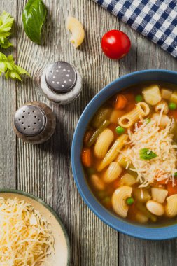 Peynirli makarna çorbası. Doğal ahşap arka plan. Üst görünüm.