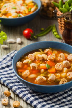 Kremalı sebze çorbası. Doğal ahşap arka plan. Ön görünüm.