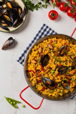 Geleneksel midyeli paella. Üst Manzara. Taş beyaz arkaplan.