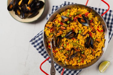 Geleneksel midyeli paella. Üst Manzara. Taş beyaz arkaplan.