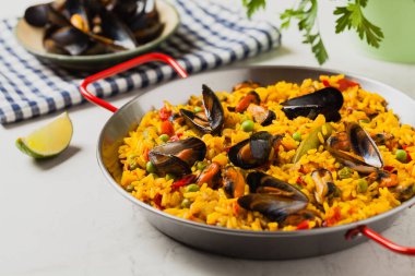 Geleneksel midyeli paella. Ön manzara. Taş beyaz arkaplan.