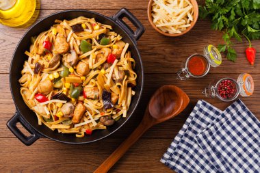 Tavuk, bambu ve mantarlı Endonezya makarnası. Üst görünüm. 