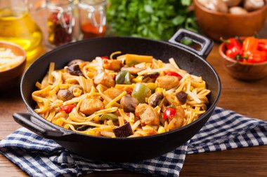 Tavuk, bambu ve mantarlı Endonezya makarnası. Üst görünüm. 