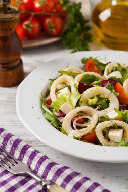Kalamar yüzüklü salata. Ön görünüm.