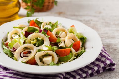 Kalamar yüzüklü salata. Ön görünüm.