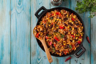 Kıyma ve sebzeli Meksika pirinci. Üst görünüm.